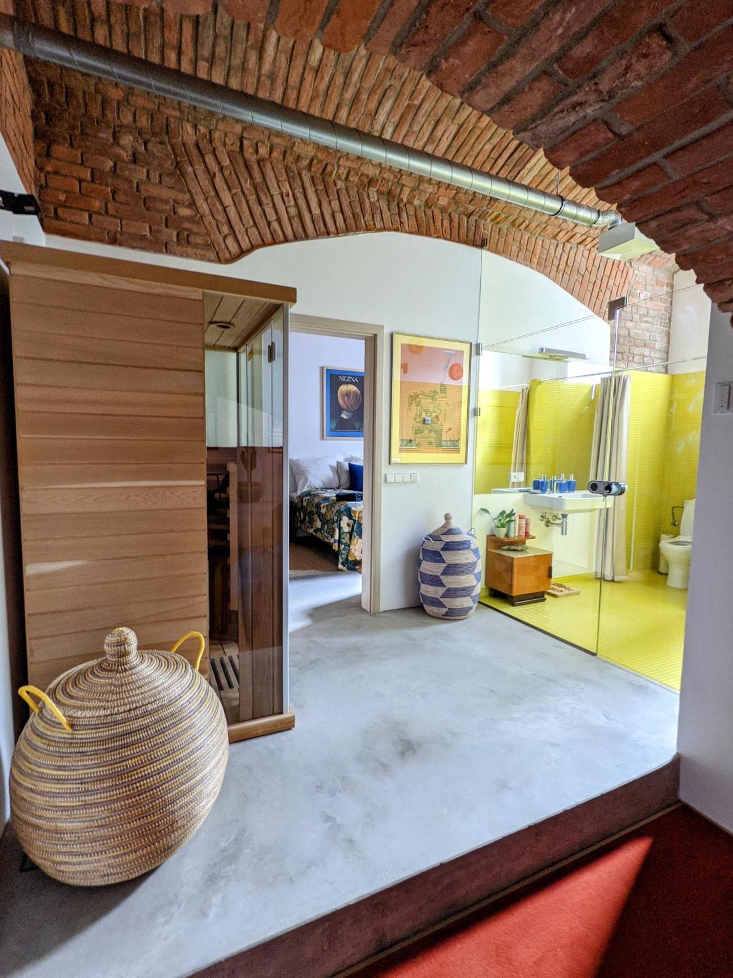 Romantic And Atypical Apartments In Prague'S Montmartre Exterior photo